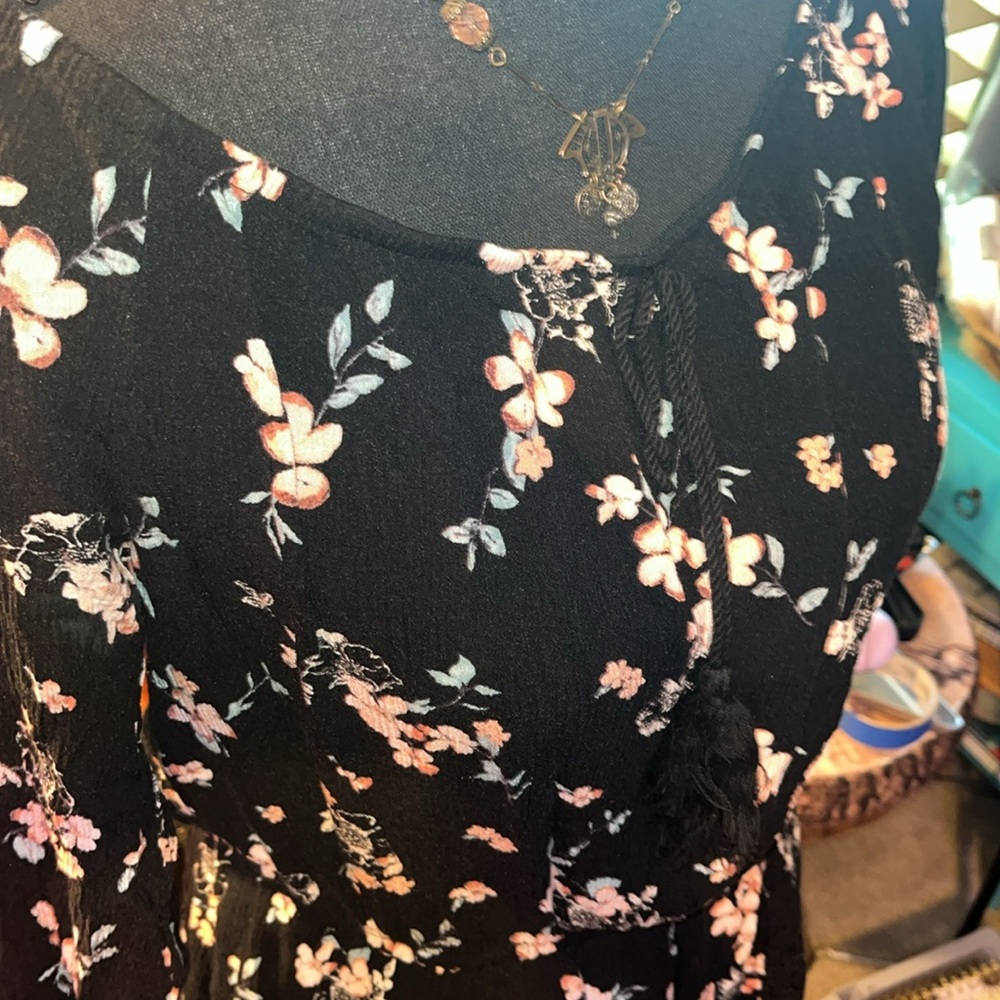 𝅺🎇#250-(M) Xhilaration Romper/floral design w/ lace trim. Super comfy.